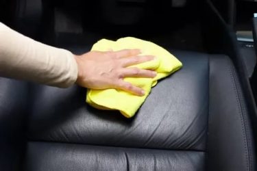 Чем очистить кожу в салоне авто?