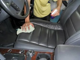 Чем очистить кожу в салоне авто?