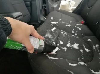 Чем очистить сиденья автомобиля своими руками?