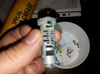 Чем смазать личинку замка двери автомобиля?