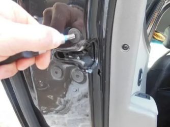 Чем смазать механизм замка двери автомобиля?