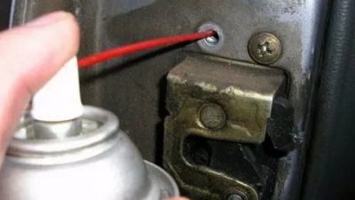 Чем смазать механизм замка двери автомобиля?