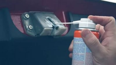 Чем смазать механизм замка двери автомобиля?