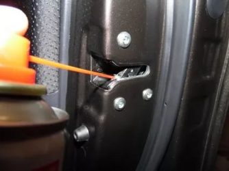 Чем смазать механизм замка двери автомобиля?