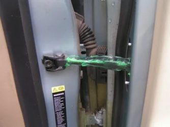 Чем смазать механизм замка двери автомобиля?