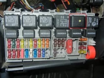 Где находится блок предохранителей на калине?