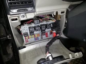 Где находится блок предохранителей на калине?