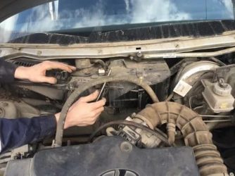 Где находится моторчик печки на приоре?