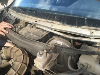 Где находится моторчик печки на приоре?