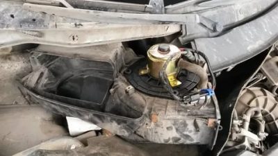 Где находится моторчик печки на приоре?