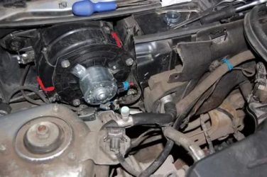 Где находится моторчик печки на приоре?