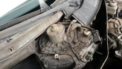 Где находится моторчик печки на приоре?