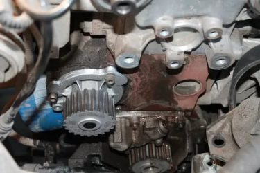 Где находится помпа на приоре?