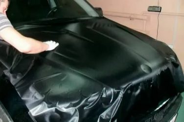 Как клеить пленку на авто своими руками?