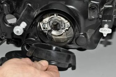 Как менять лампу ближнего света на гранте?