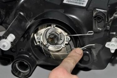 Как менять лампу ближнего света на гранте?