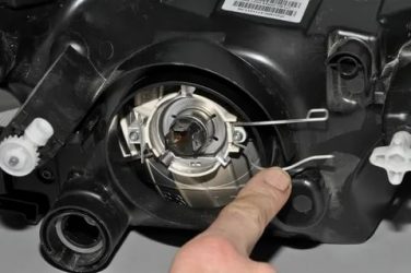 Как менять лампу ближнего света на гранте?