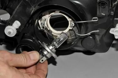 Как менять лампу ближнего света на гранте?