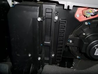 Как менять салонный фильтр на лачетти?