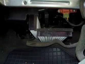 Как менять салонный фильтр на лачетти?