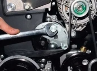 Как натянуть ремень генератора форд фокус 1?