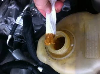 Как определить попадает ли антифриз в двигатель?