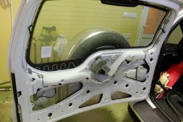 Как открыть дверь задка нива шевроле?