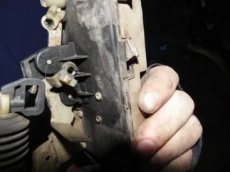 Как открыть дверь задка нива шевроле?