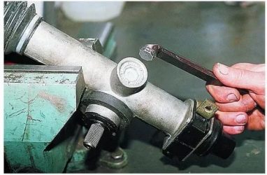 Как отрегулировать рулевую рейку на гранте?