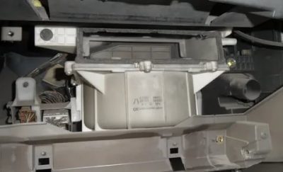 Как почистить салонный фильтр автомобиля ниссан?