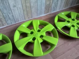 Как покрасить колпаки на колеса своими руками?