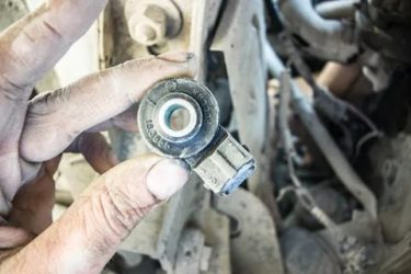 Как поменять датчик детонации на ниве шевроле?