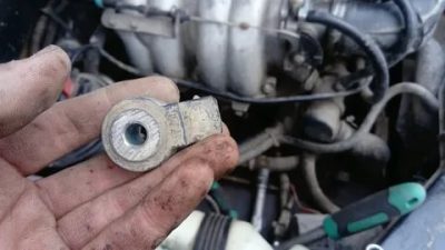 Как поменять датчик детонации на ниве шевроле?