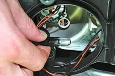 Как поменять габаритную лампочку на приоре?