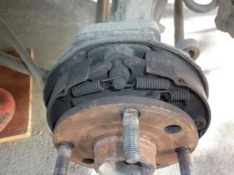 Как поменять колодки ручника на шевроле лачетти?