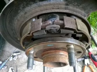 Как поменять колодки ручника на шевроле лачетти?