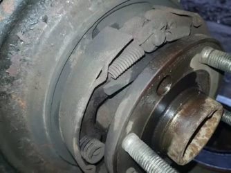 Как поменять колодки ручника на шевроле лачетти?