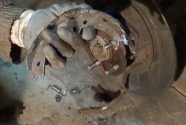Как поменять колодки ручника на шевроле лачетти?
