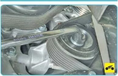 Как поменять приводной ремень на ниссан жук?