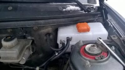 Как поменять расширительный бачок на приоре?