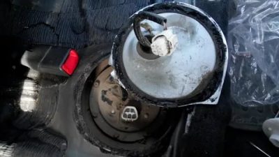 Как поменять топливный фильтр на камри 40?