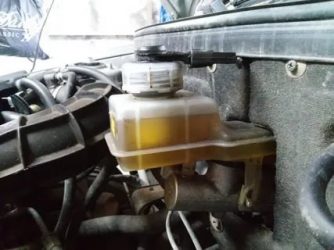 Как поменять тормозную жидкость на приоре?