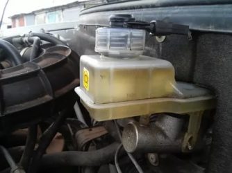 Как поменять тормозную жидкость на приоре?