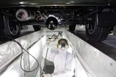 Как правильно обработать днище автомобиля своими руками?