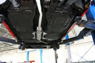 Как правильно обработать днище автомобиля своими руками?
