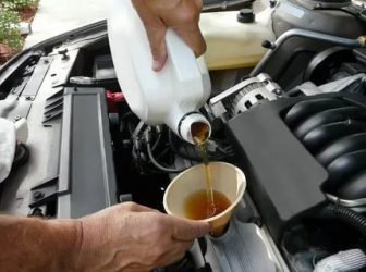 Как правильно заменить масло в двигателе автомобиля?