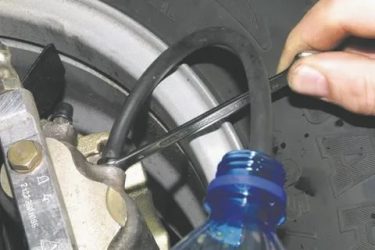 Как прокачать тормоза на ниве шевроле?