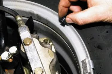 Как прокачать тормоза на ниве шевроле?