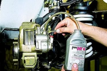 Как прокачать тормоза на ниве шевроле?