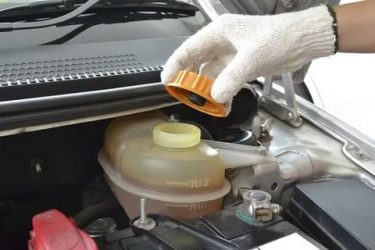 Как проверить охлаждающую жидкость в машине?